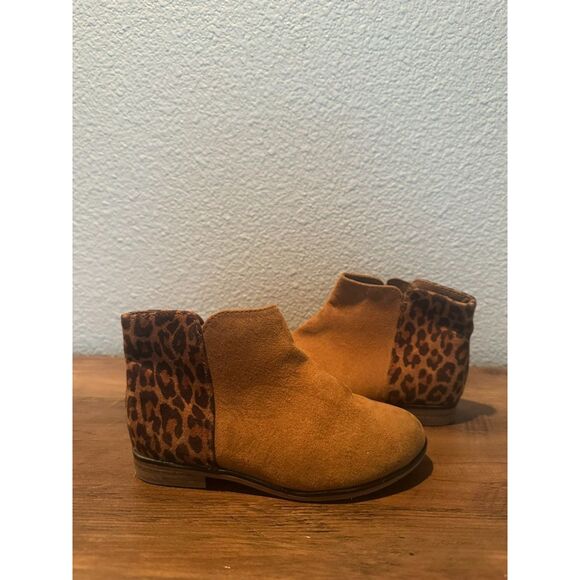 NWOT Cat & Jack Tan with Leopard Design Size 10 - Picture 1 of 9